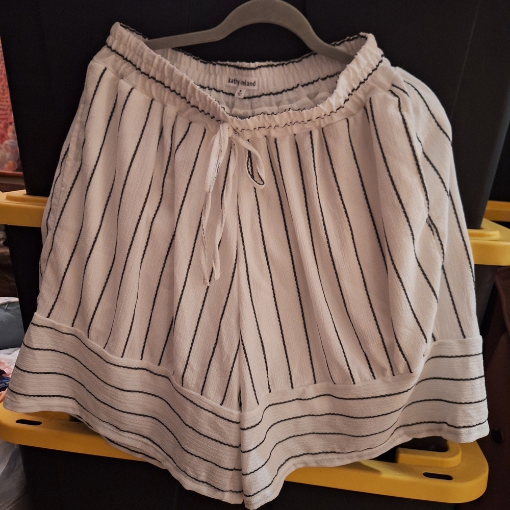 Kathy Ireland White Striped Women's Shorts